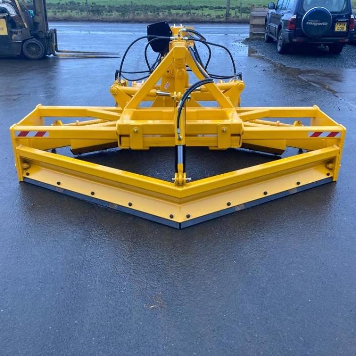 Gravel Road Grader - 3m, bolt on Hardox, ripper teeth, tilting frame and hydraulic operation on front and rear levelling beams